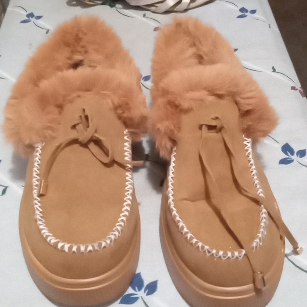 Faux Fur Comfortable Moccasin Slippers Shoes .Sz 9. In Pre-owned Condition.